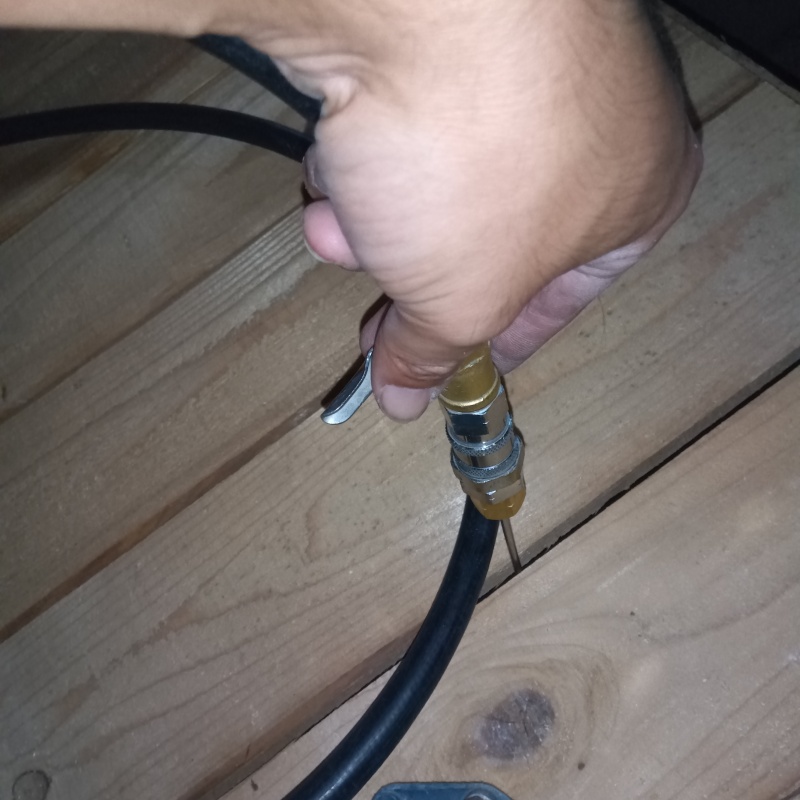 壁材に穴を開けてシロアリ駆除剤を注入