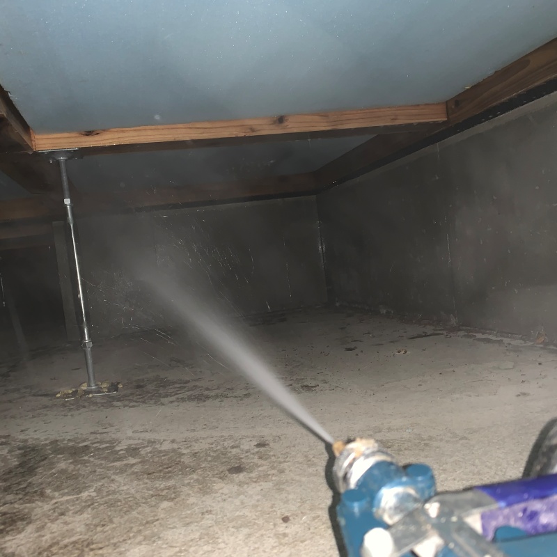 基礎にシロアリ駆除剤を散布