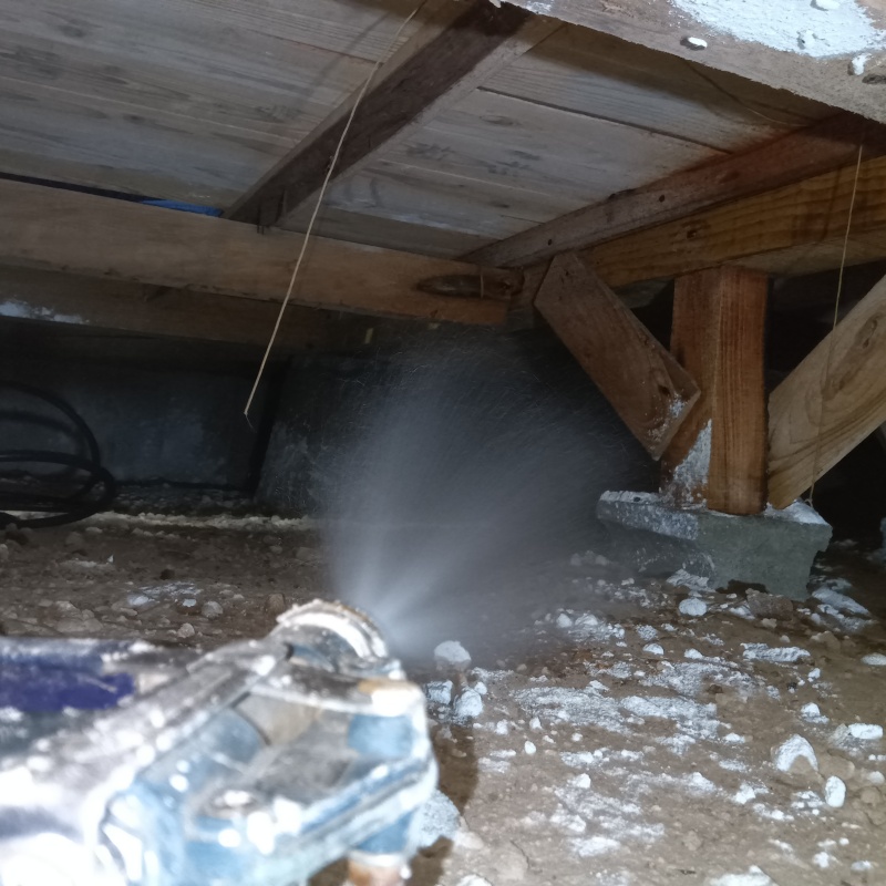 床下木材にシロアリ駆除剤を散布