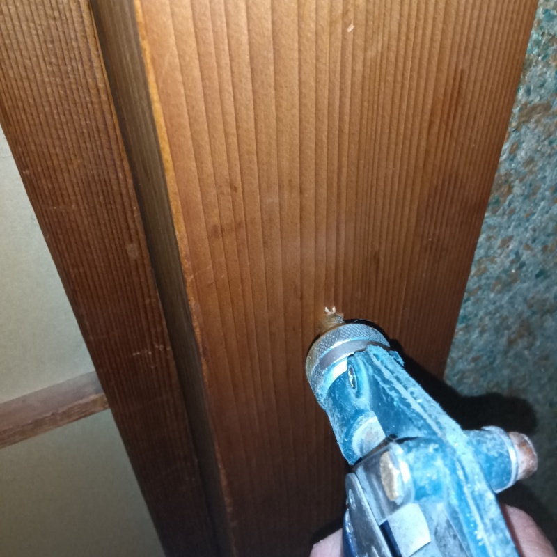 木の柱に穴を開けてシロアリ駆除剤を注入