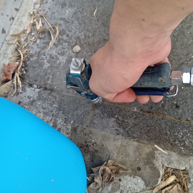 コンクリートに穴を開けてシロアリ駆除剤を注入