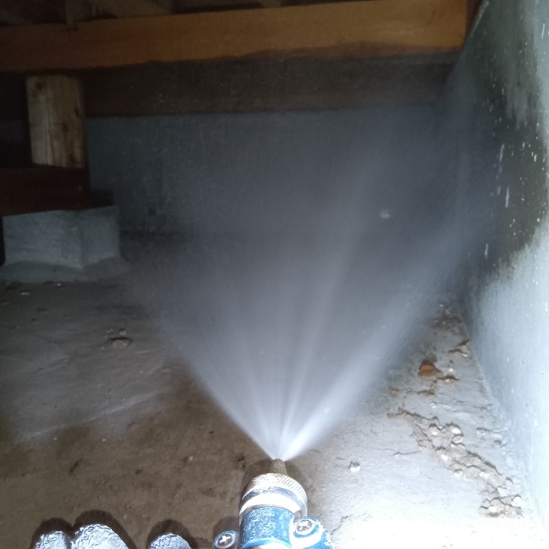 基礎にシロアリ駆除剤を散布