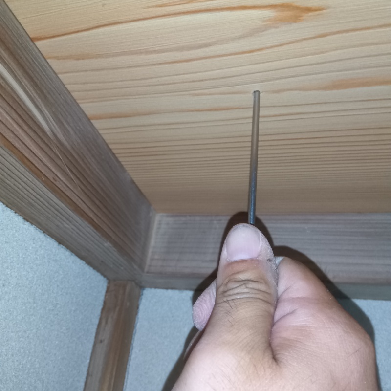 天井に穴を開けてシロアリ駆除剤を注入