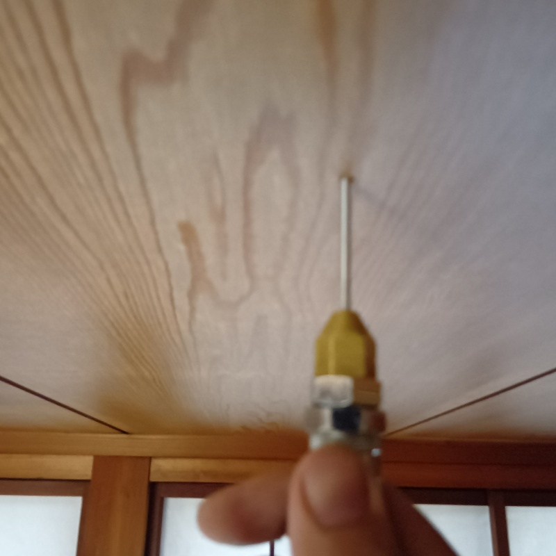 天井に穴を開けてシロアリ駆除剤を注入