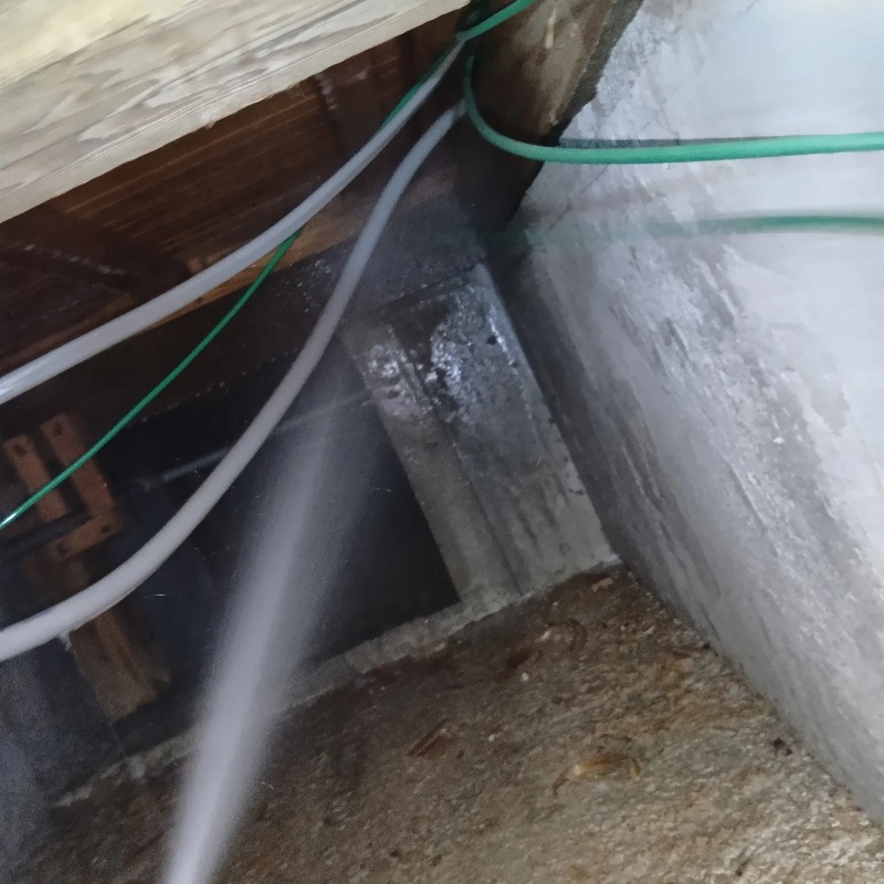 基礎にシロアリ駆除剤を散布