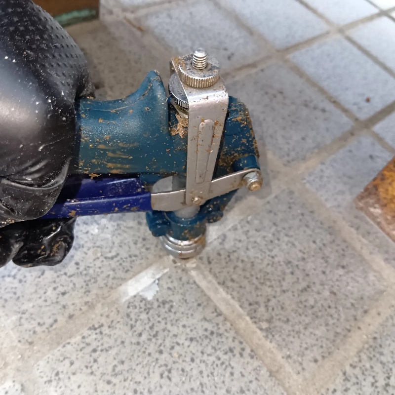 玄関床に穴を開けてシロアリ駆除剤を注入