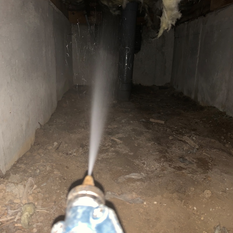 基礎にシロアリ駆除剤を散布