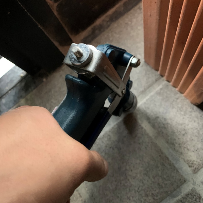 玄関床に穴を開けてシロアリ駆除剤を注入