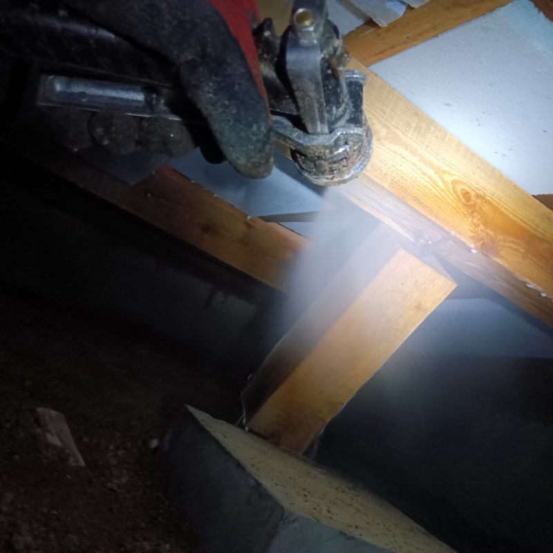 床下木材にシロアリ駆除剤を散布