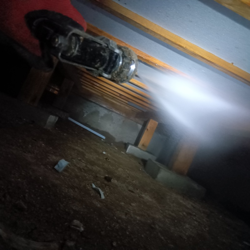 床下断熱材にシロアリ駆除剤を散布