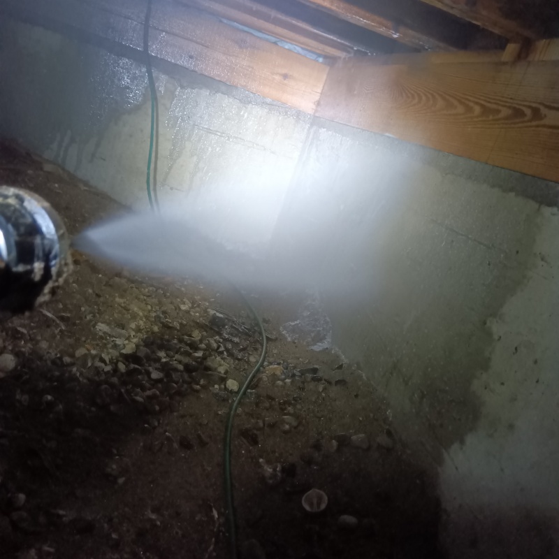 基礎にシロアリ駆除剤を吹き付けている様子