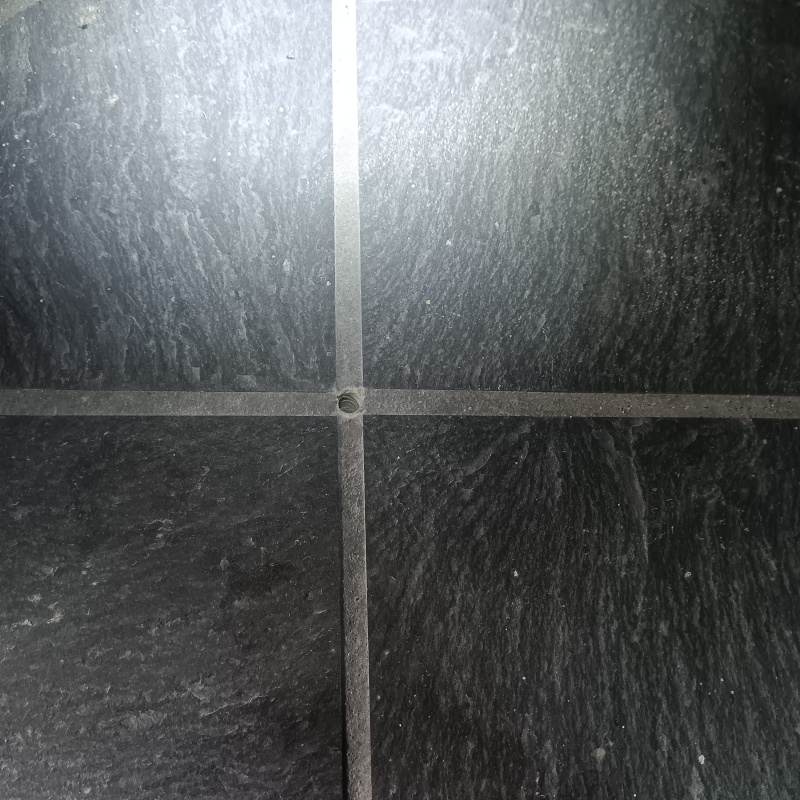 シロアリ駆除剤を注入するための穴を開けた様子