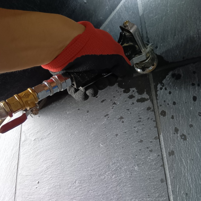 玄関床の目地からシロアリ駆除剤を注入