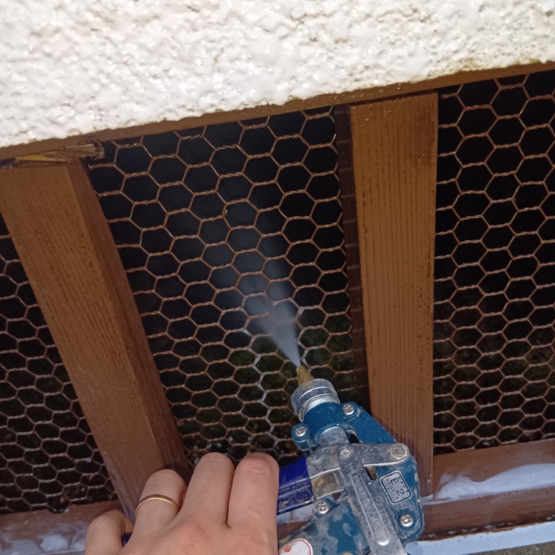 床下換気口まわりの地面にシロアリ駆除剤を散布