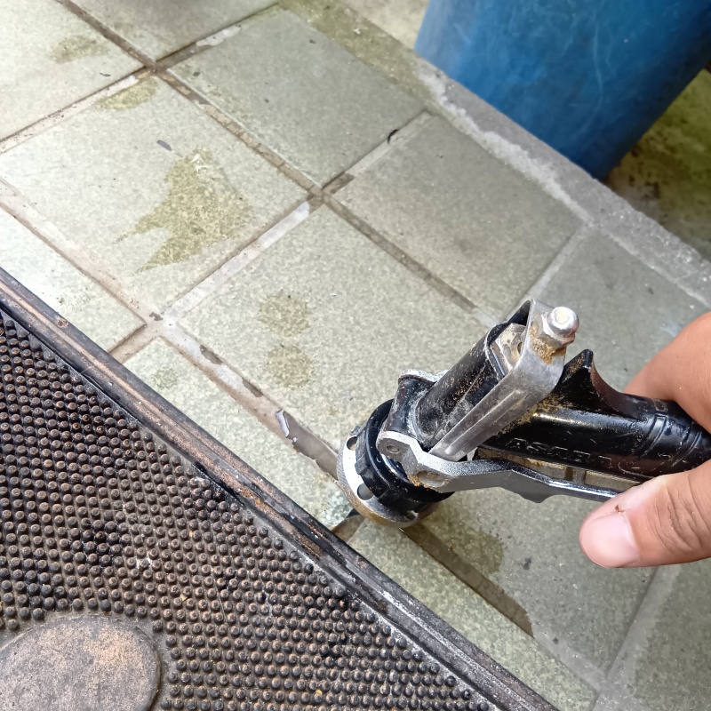 玄関床に穴を開けてシロアリ駆除剤を注入