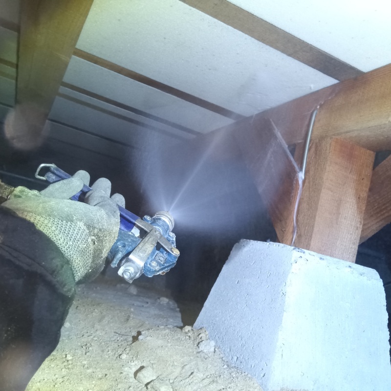 床下木材にシロアリ駆除剤を散布