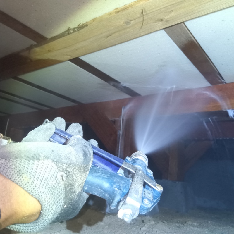 床下断熱材にシロアリ駆除剤を散布