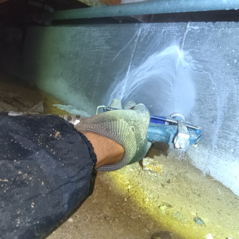 基礎にシロアリ駆除剤を散布