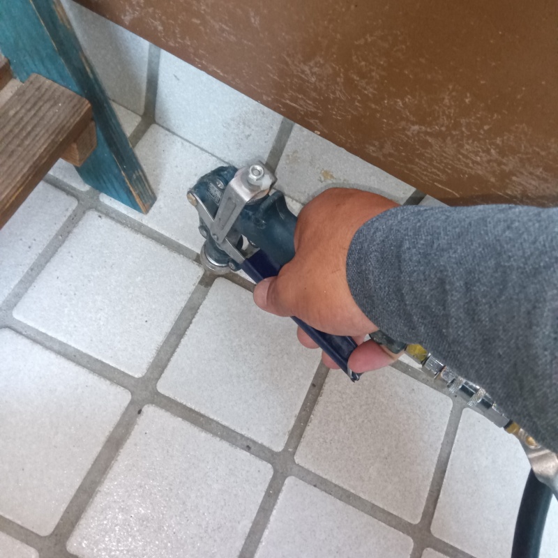 玄関床に穴を開けてシロアリ駆除剤を注入