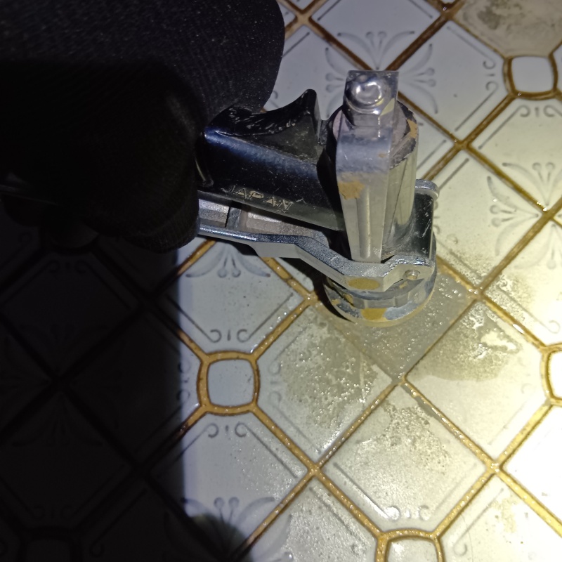 玄関床に穴を開けてシロアリ駆除剤を注入