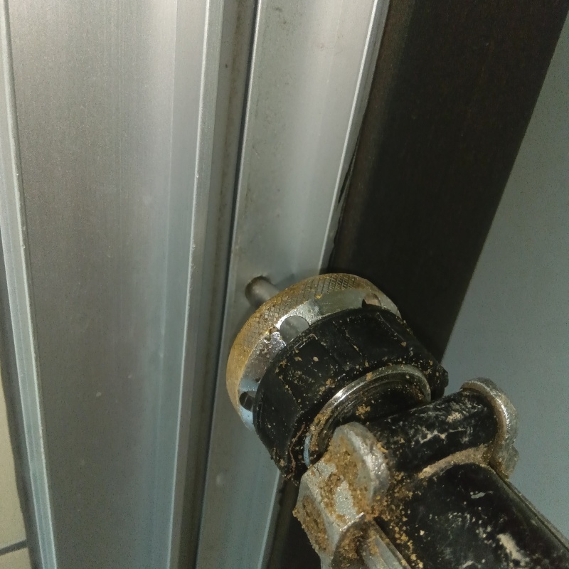 壁材に穴を開けてシロアリ駆除剤を注入
