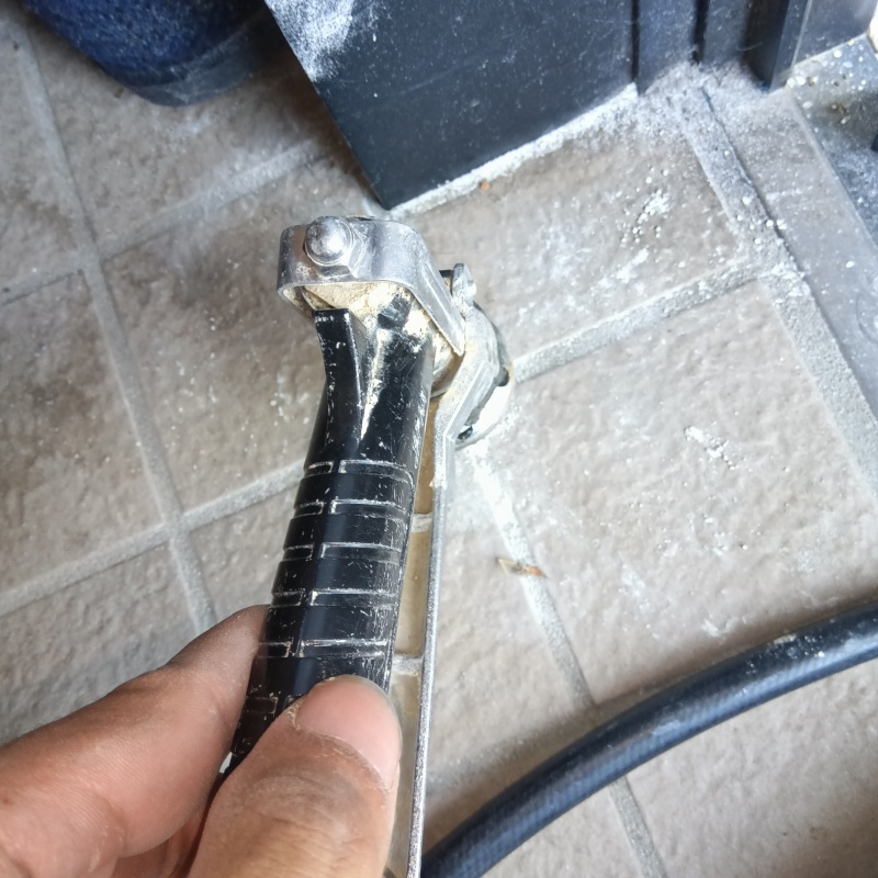 玄関床に穴を開けてシロアリ駆除剤を注入