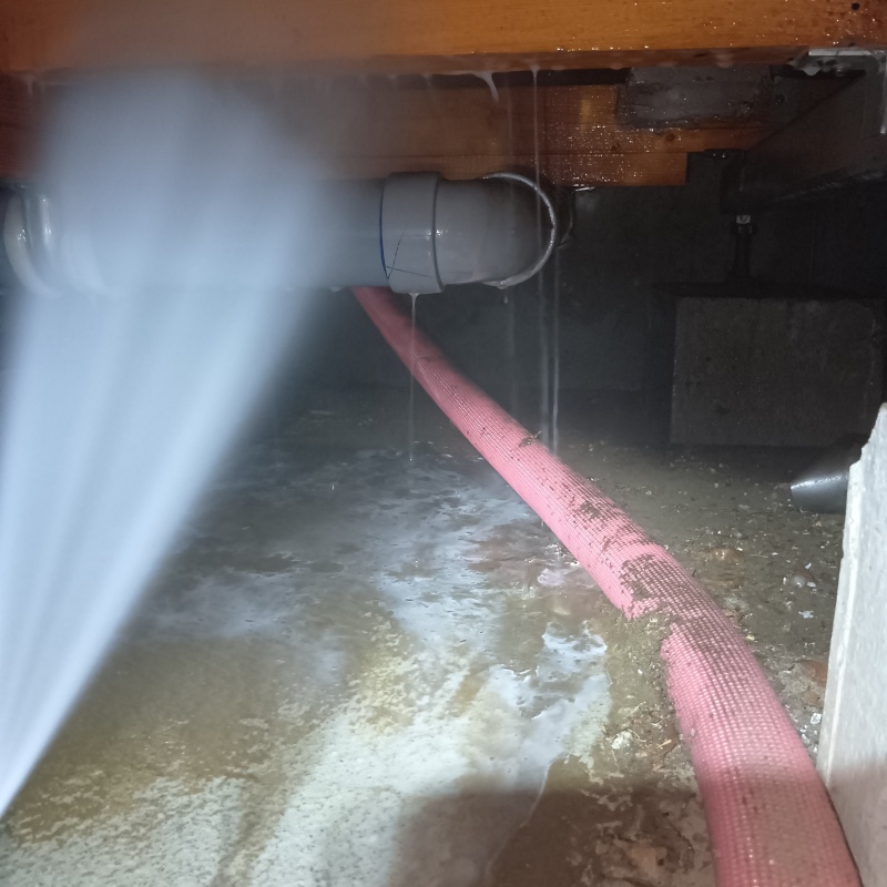 床下木材にシロアリ駆除剤を散布