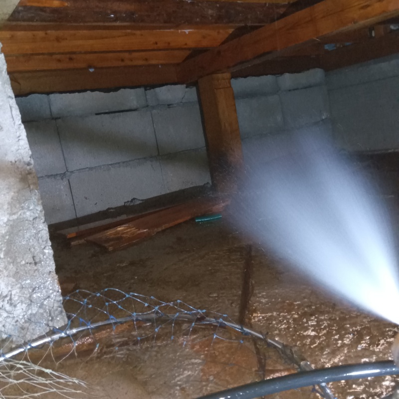地面にシロアリ駆除剤を散布
