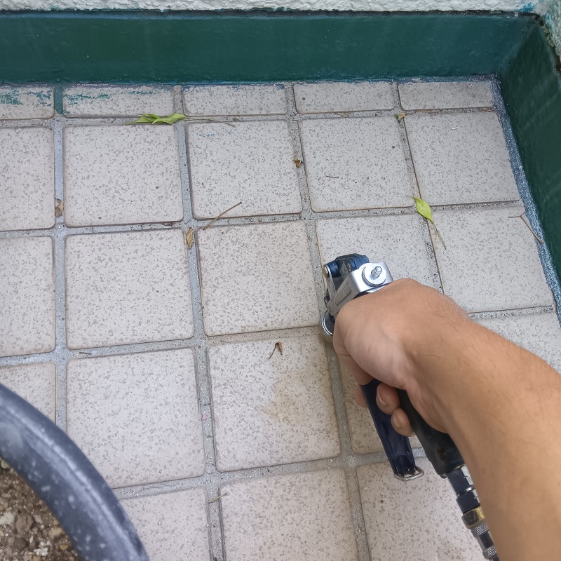 玄関床に穴を開けてシロアリ駆除剤を注入