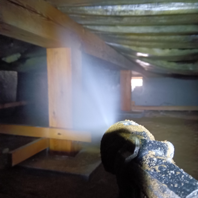 床下断熱材にシロアリ駆除剤を散布