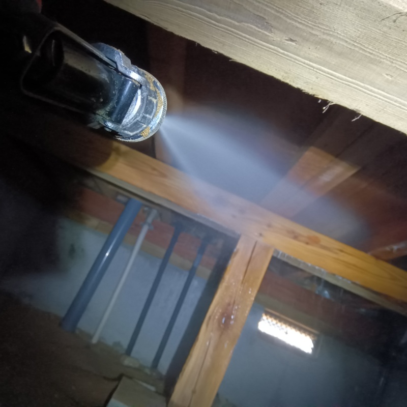 床下木材にシロアリ駆除剤を散布