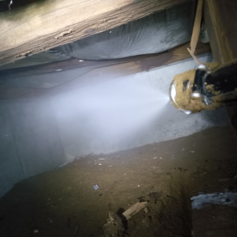 基礎にシロアリ駆除剤を散布