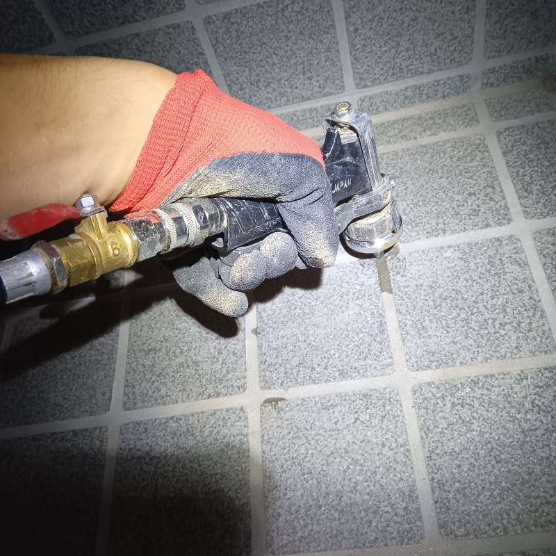 玄関床の目地からシロアリ駆除剤を注入