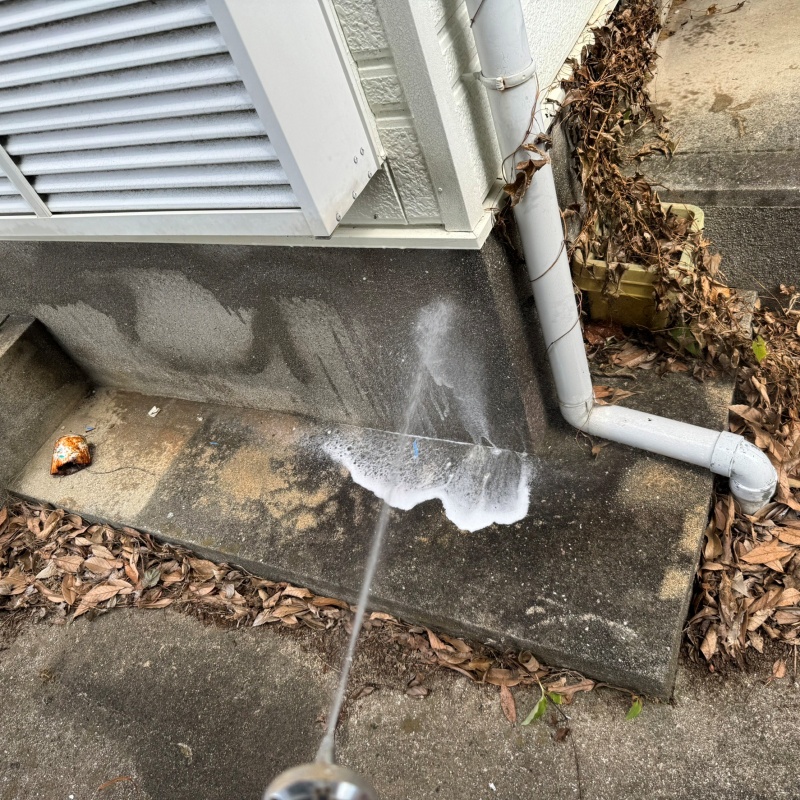 基礎まわりにシロアリ駆除剤を散布