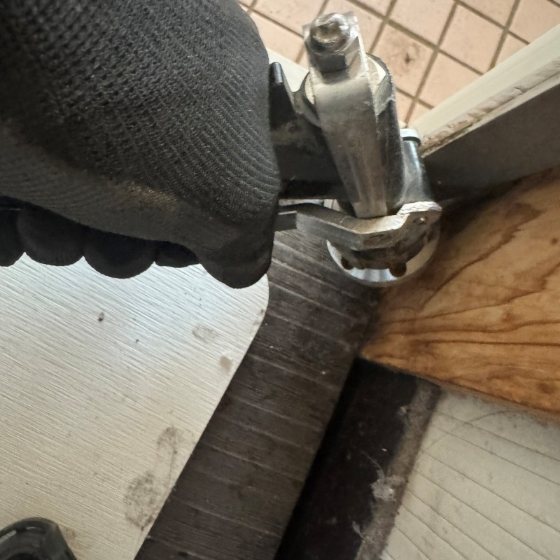 木部に穴を開けてシロアリ駆除剤を注入