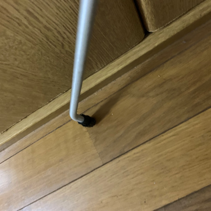 フローリングに穴を開けてシロアリ駆除剤を注入