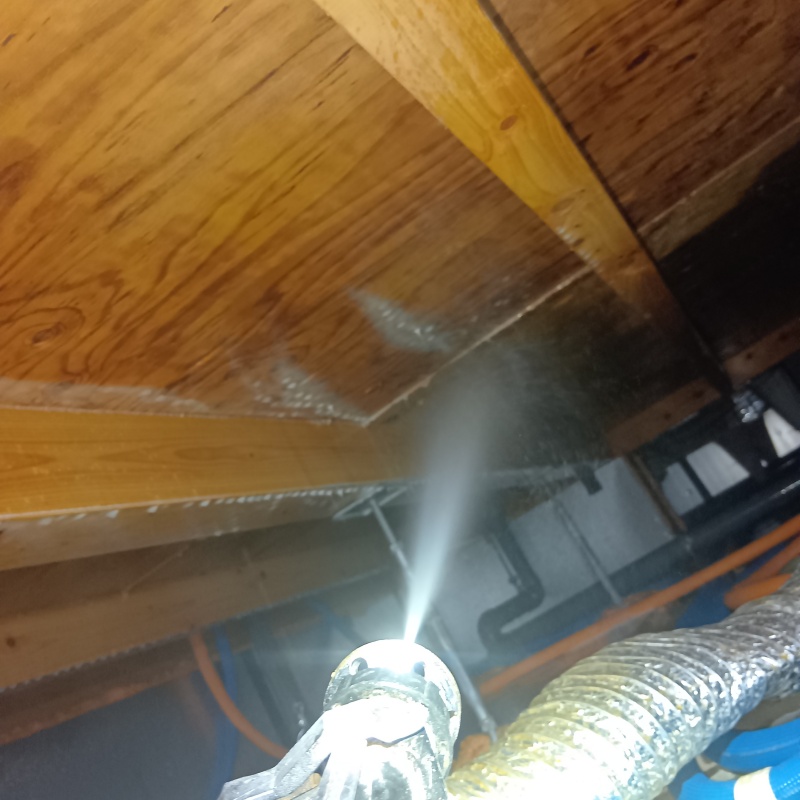 床下木材にシロアリ駆除剤を散布