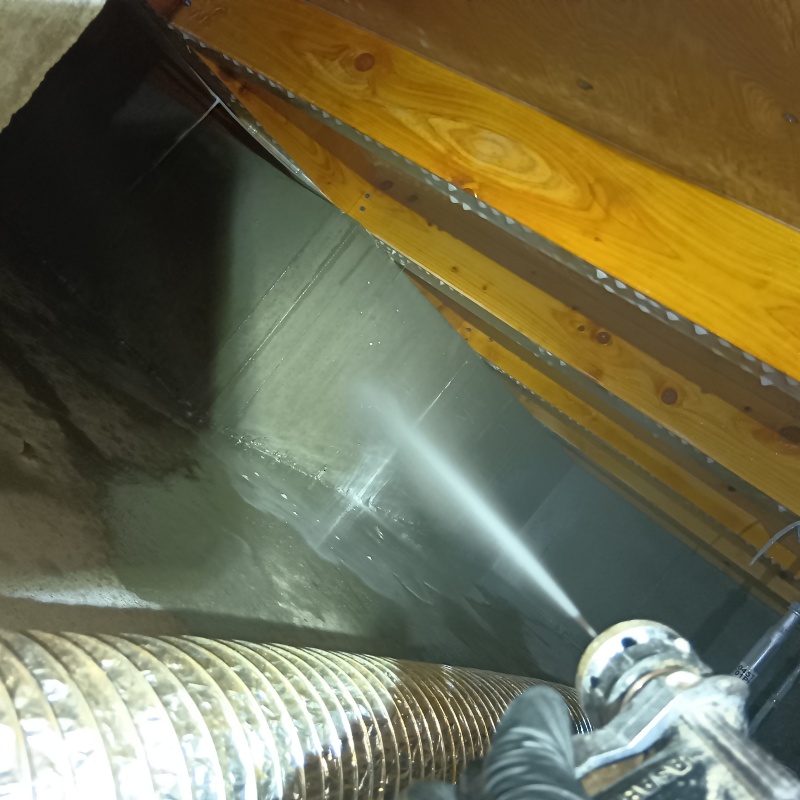 基礎にシロアリ駆除剤を散布