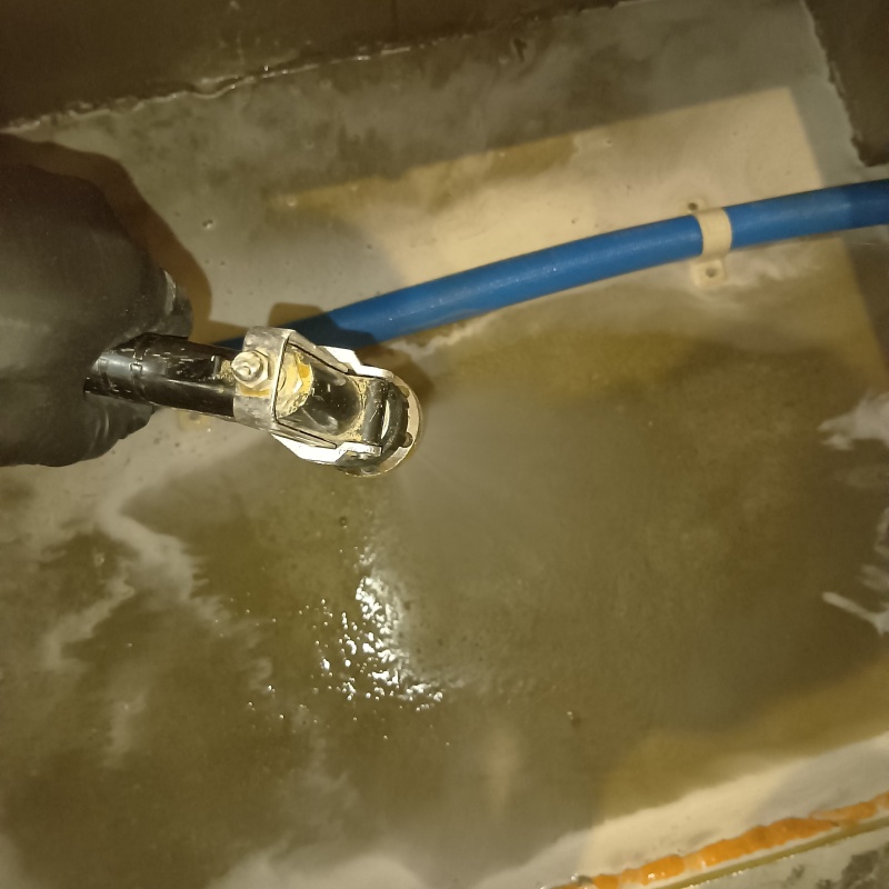 地面にシロアリ駆除剤を散布