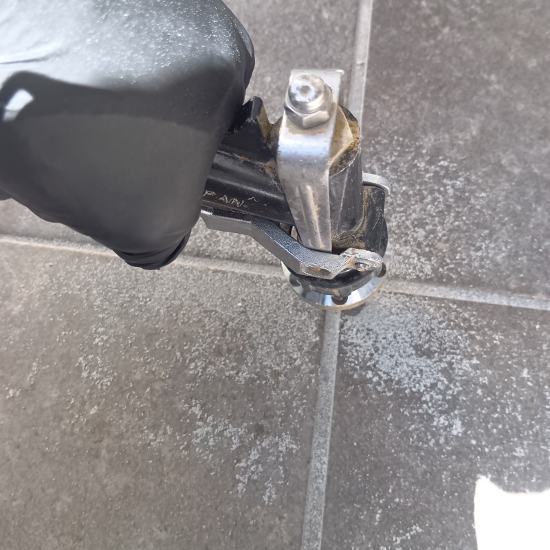 玄関床に穴を開けてシロアリ駆除剤を注入