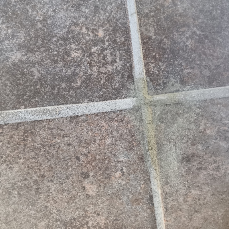 開けた穴を自然な形で補修