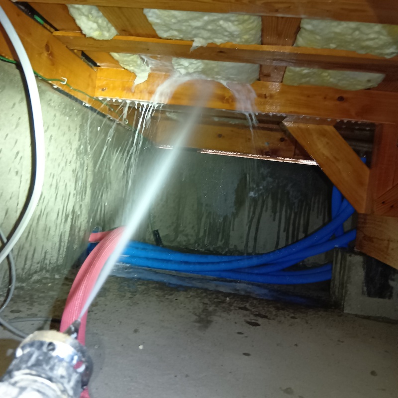 床下断熱材にシロアリ駆除剤を散布