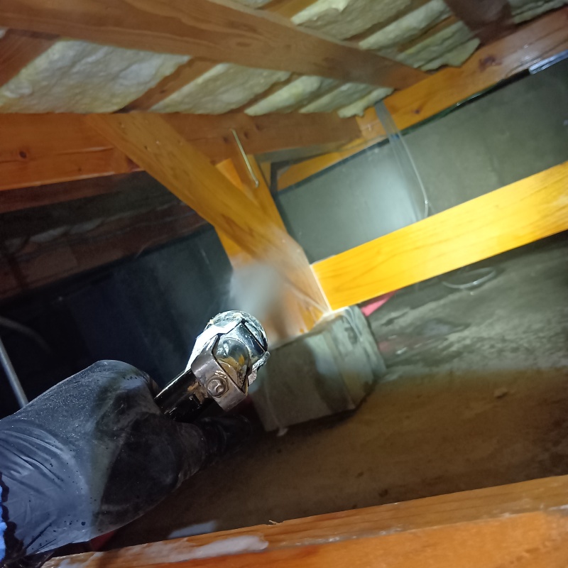 床下木材にシロアリ駆除剤を散布