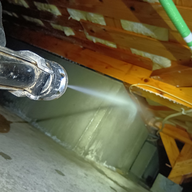 基礎にシロアリ駆除剤を散布