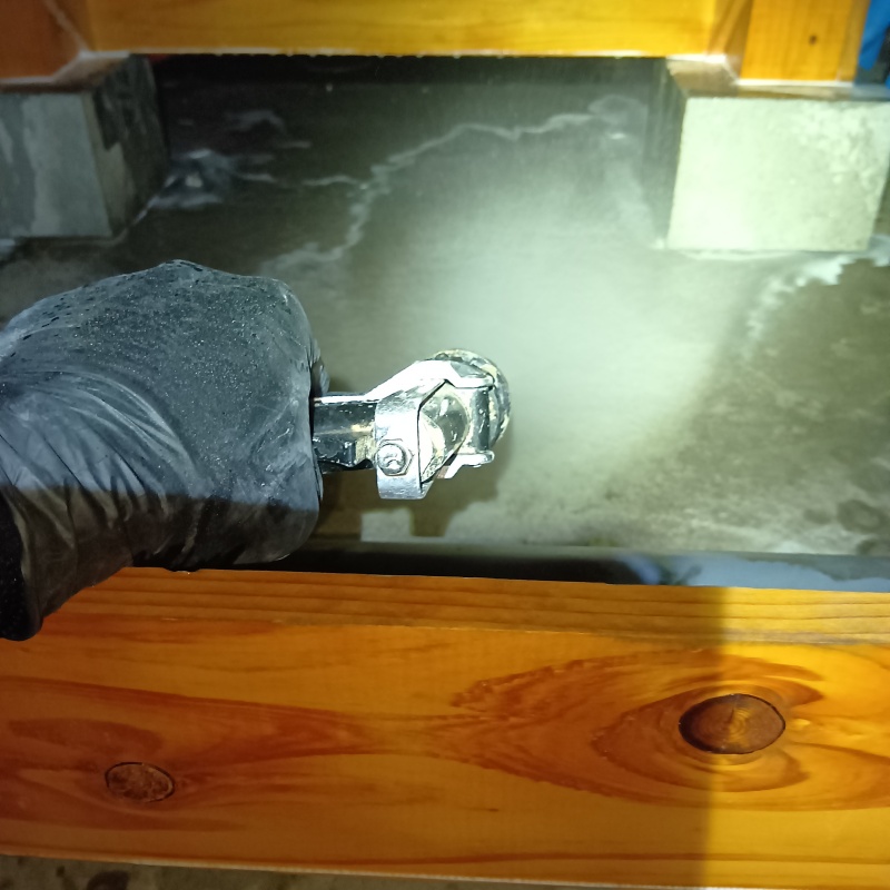 地面にシロアリ駆除剤を散布