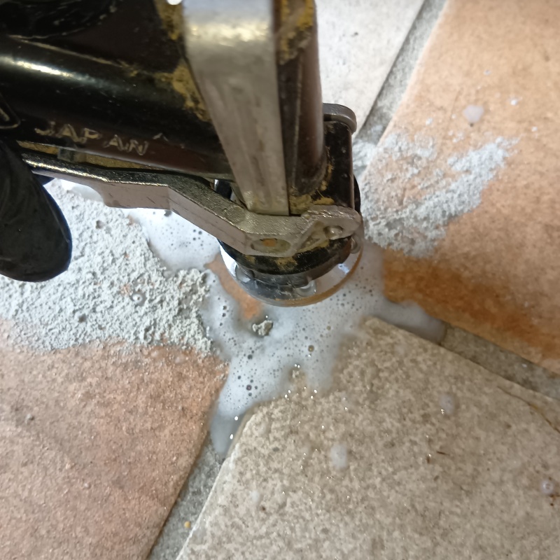 玄関床の目地からシロアリ駆除剤を注入