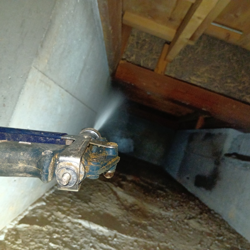 床下木材にシロアリ駆除剤を散布