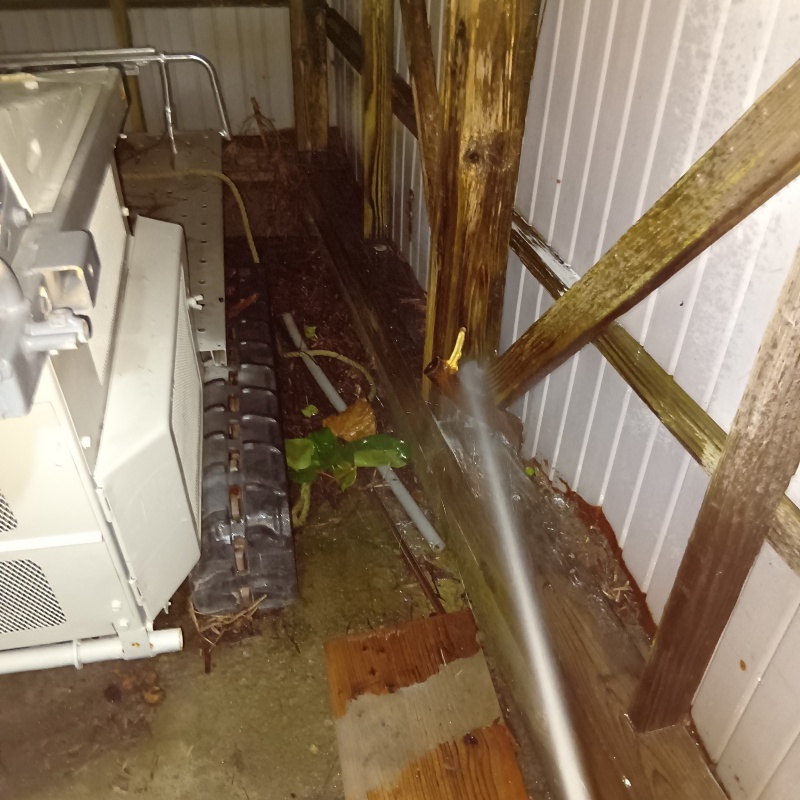 建物外周の土壌にシロアリ駆除剤を散布