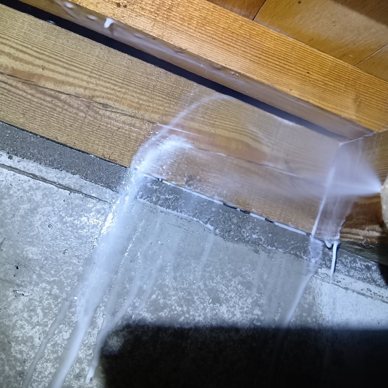 床下木材にシロアリ駆除剤を散布