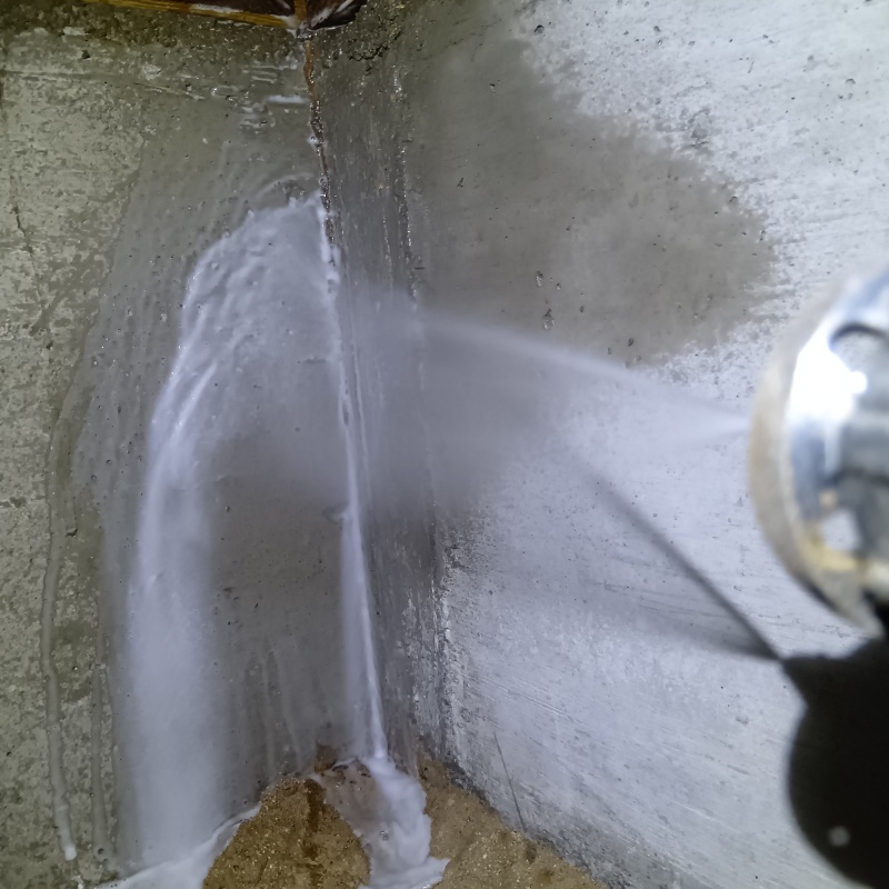 基礎にシロアリ駆除剤を散布